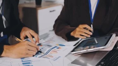 Bilgisayar ekranındaki mali verileri analiz etmek için kalem kullanan işadamlarının kapatılması.