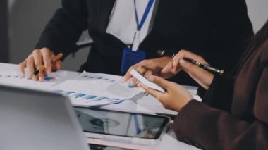 İş ekibi ofisinde toplanıyor. Profesyonel iş ekibi yeni fikirleri tartışıyor.