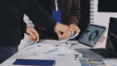 İş adamı ekranda mali grafikle dizüstü bilgisayarda çalışıyor