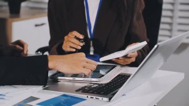 İş adamları iş planını tartışıyor