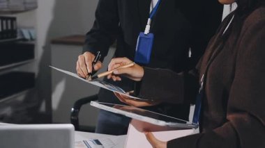 Belgelerle iş ekibi toplantısı