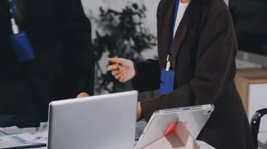 Ofisinde dizüstü bilgisayarı olan iş kadını, kapat.