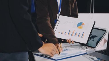 Dizüstü bilgisayarda çalışan genç adam.