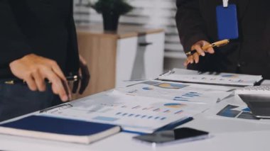 Modern ofiste iş ekibi toplantısı. iş adamları