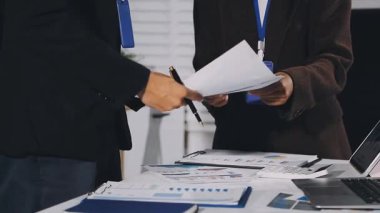 İş adamı konferans salonunda sözleşme imzalıyor. iş kavramı