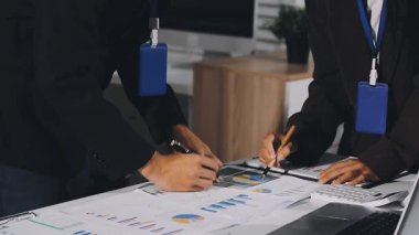 mali çizelgeleri tartışırken iş takım