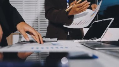 Ofiste yeni bir projeyle iş ekibi toplantısı..