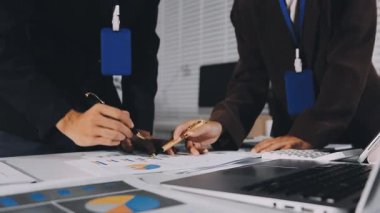 İş dünyası ofis ve finans sektöründe bilgisayarla çalışır