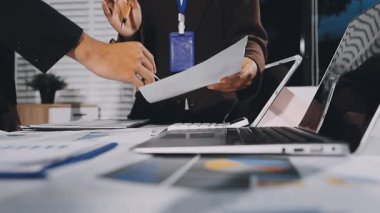 İş adamı ve kadın ofiste bilgisayar üzerinde çalışıyorlar.