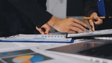 Belgelerle çalışan bir işadamı