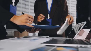 Toplantı odasında çalışan iş adamı..