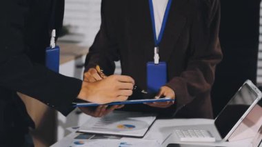 Modern ofiste iş ekibi toplantısı..