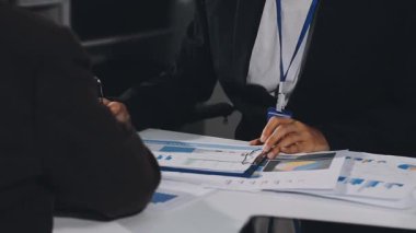 İş adamları toplanıyor, iş tartışıyor, çalışıyor