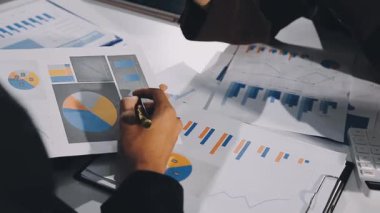 Ofiste mali raporlar ve iş verileriyle çalışan bir iş adamı