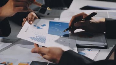 İş adamları beyin fırtınası yapıyor ve bir toplantı planlıyor.