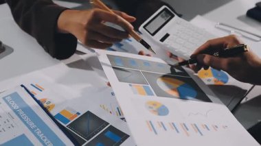 Modern ofiste dizüstü bilgisayarda çalışan takım elbiseli genç işadamı.