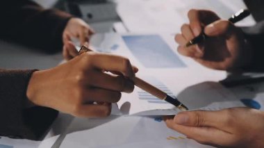 İş adamları birlikte çalışıyor.