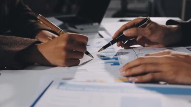 Not defterine yazan iş adamı.