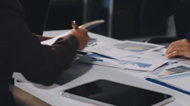 iş adamı tabletteki verileri analiz ediyor