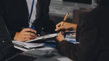 Kapat. İş adamları ofiste yeni projeyi tartışıyor