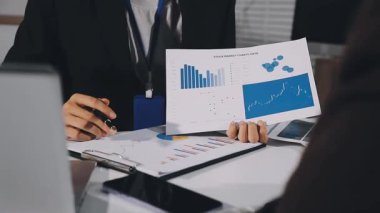 Yakın plan - Modern ofisteki bilgisayarının ekranında grafiği gösteren işadamı