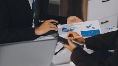 İş adamları ofiste iş çizelgelerini tartışıyor..