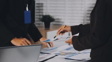 Yakın plan - modern ofis geçmişinde dizüstü bilgisayarı ve belgesi olan bir iş kadını. Modern ofiste iş görüşmesi