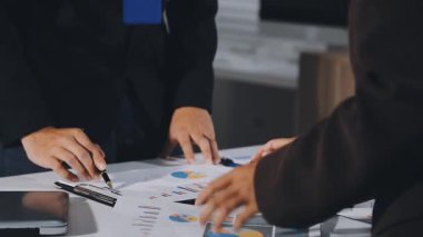 İş adamları ofiste toplanıyor..