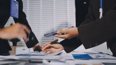 İşadamlarının ellerinin kalem ve yazıyı panoya tutmasını kapat