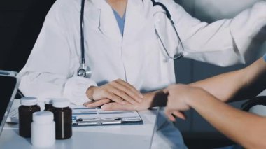 Doktor ve doktor el sıkışıyor.