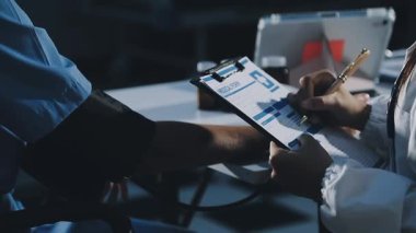 Hastane ofisinde çalışan profesyonel bir doktor ve hasta. Sağlık ve Tıp Hizmetleri Cerrahı.