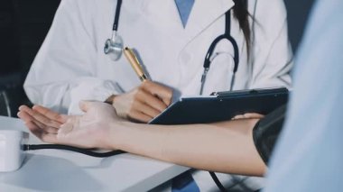 Doktor elinin steteskopu ve eli arka planda olan hastayı yakın plan görüntüsü. tıbbi konsept.