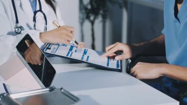 Genç kadın doktor hastanede notlar yazıyor, tıbbi konsept, doktor.