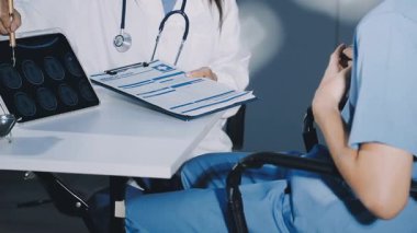 Doktor üniformalı kadın.