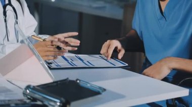 Doktor masada kağıda notlar yazıyor..