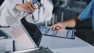 Dijital tablet tutan doktor