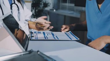 Doktor raporuna notlar yazıyor..