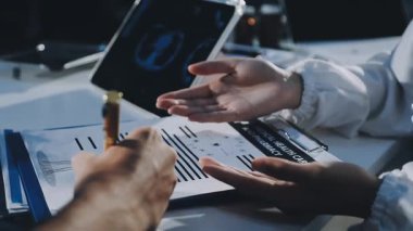 Kapat. Arka planda röntgen olan doktor..