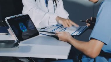 Bilgisayarı ve dijital tableti olan bir kadın doktor.