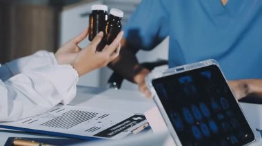 bir tablet tutan doktor