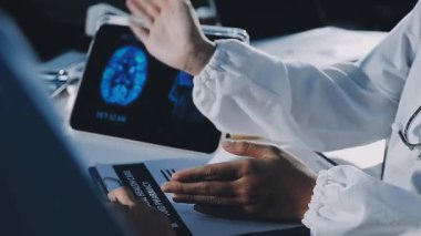 Hastane ofisinde çalışan doktor