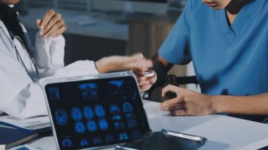 Doktor hastanın röntgenini gösteriyor. tıbbi konsept