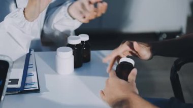 dijital tabletle çalışan genç doktor