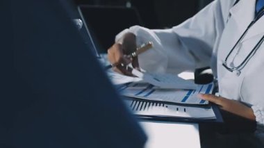 Klinikte Dijital Tablet kullanan Genç Kadın Doktor