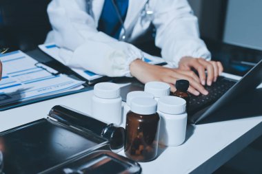 Erkek ve kadın doktorlar bir hastane odasında toplantı yapıyorlar..