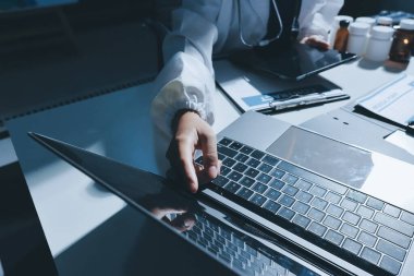 Erkek ve kadın doktorlar bir hastane odasında toplantı yapıyorlar..