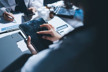 Erkek ve kadın doktorlar bir hastane odasında toplantı yapıyorlar..