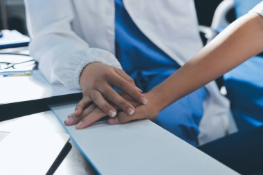 Doktor hastayı kontrol ediyor ve teşvik ediyor..