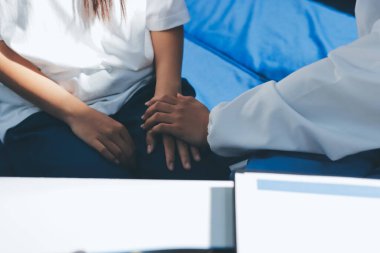 Doktor hastayı kontrol ediyor ve teşvik ediyor..