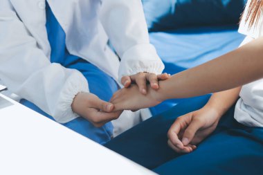 Doktor hastayı kontrol ediyor ve teşvik ediyor..